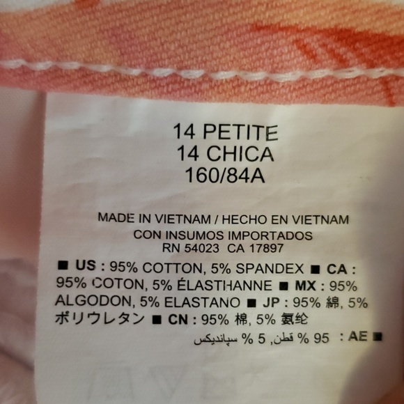 Loved Old Navy Pixie capri floral salmon pants - Picture 4 of 4